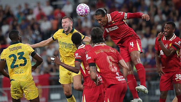 Virgil van Dijk, Liverpool FC v AC Milan maçında mücadele ediyor.
