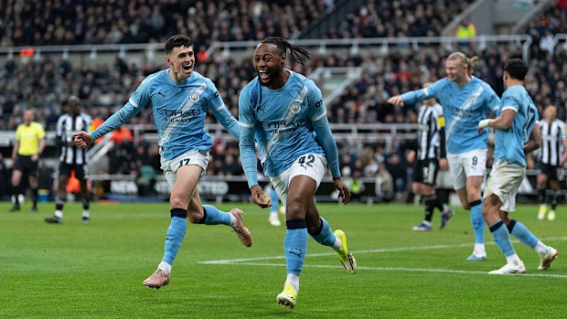Manchester City'den Antoine Semenyo, gol attıktan sonra kutlama yapıyor.