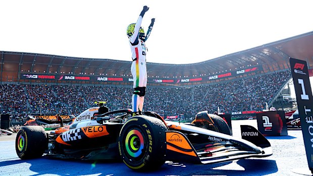 Yarış galibi Lando Norris, Meksika F1 Grand Prix'sinde parc ferme'ye geldiğinde kutlama yapıyor.