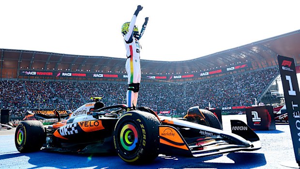 Racewinnaar Lando Norris viert zijn aankomst in het Parc Ferme tijdens de F1 Grand Prix van Mexico.