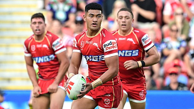 Dolphins'ten Isaiya Katoa topu sürüyor.