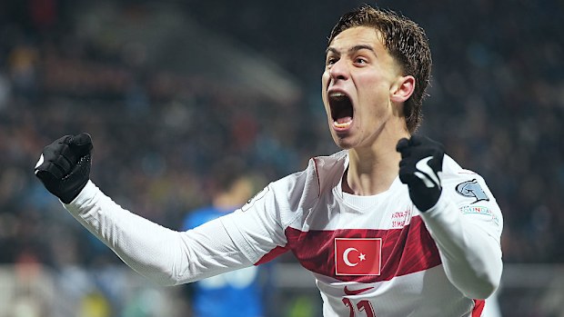 Kenan Yildiz de Turquía celebra el primer gol de su equipo marcado por su compañero Kerem Aktuerkoglu.