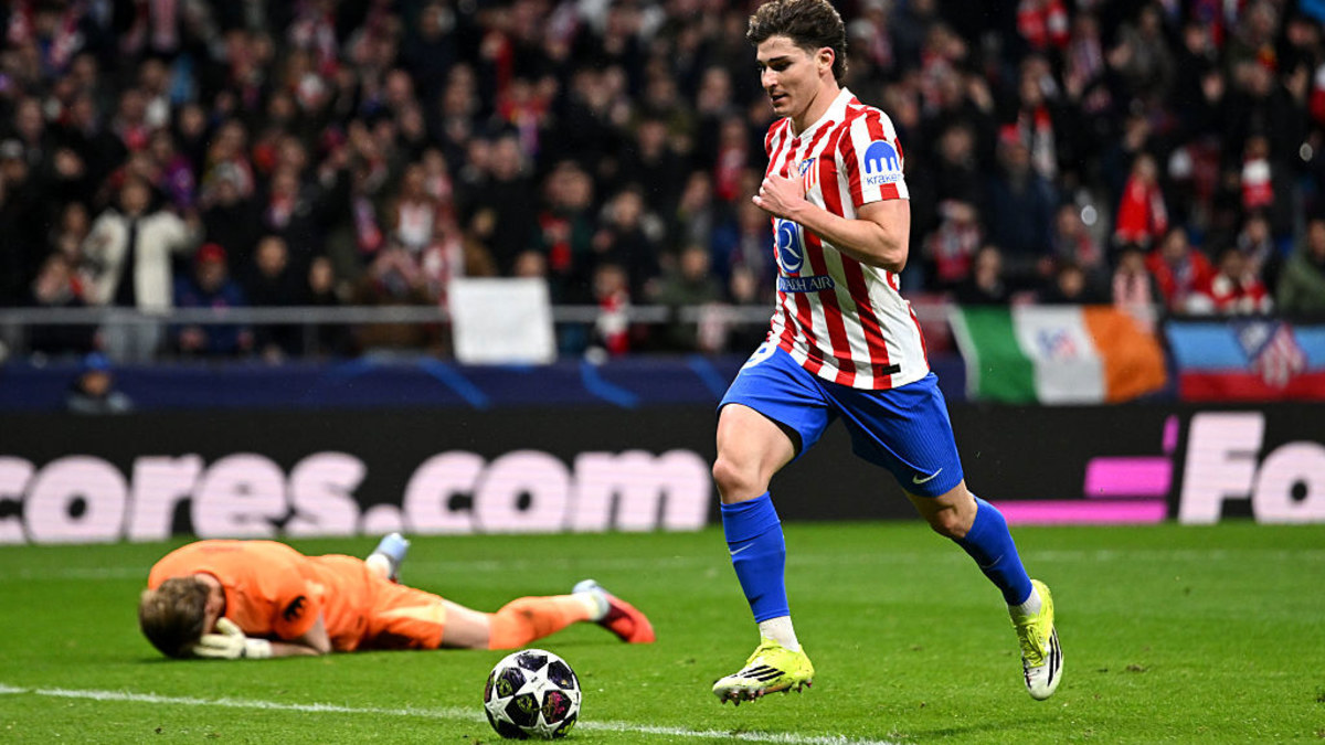 Spurs keeper dragged after 16-minute horror show