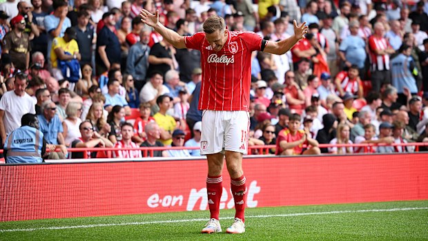 Chris Wood, de Nottingham Forest, celebra o terceiro gol de sua equipe.