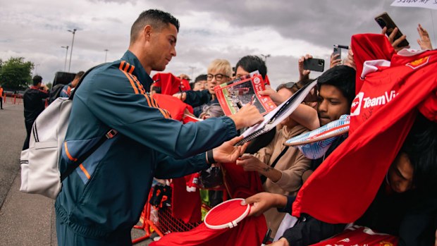 Cristiano Ronaldo firmando autógrafos.