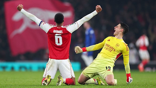 Arsenal oyuncuları Carabao Kupası yarı finalini kazandıktan sonra kutlama yapıyor.