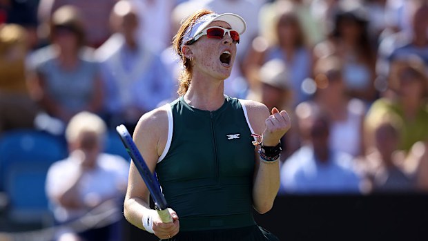 Maya Jointe, de Australia, celebra su victoria contra Emma Raducanu, de Gran Bretaña, en la segunda ronda de individuales femeninos en el tercer día del Lexus Eastbourne Open.
