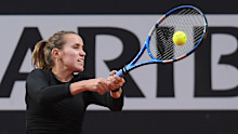 Sofia Kenin hits a backhand against Lucia Bronzetti.
