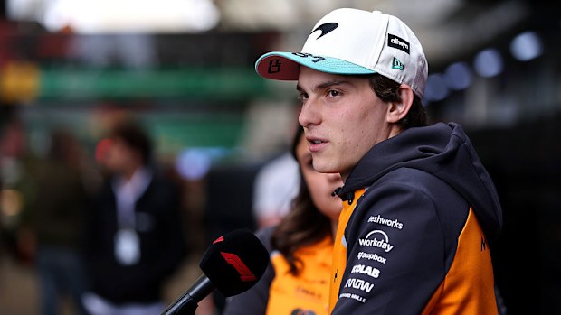 Oscar Piastri, Brezilya GP'si öncesi basın mensuplarıyla konuşuyor.