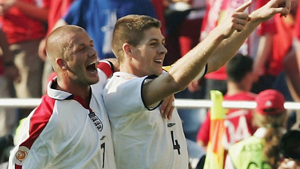 Steven Gerrard d'Inghilterra festeggia con David Beckham (L) dopo aver segnato il terzo gol durante la partita del Gruppo B UEFA Euro 2004 tra Inghilterra e Svizzera.