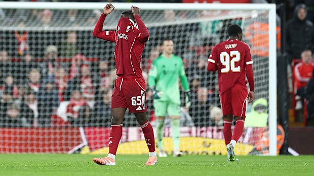 Liverpool'dan Amara Nallo kırmızı kart gördükten sonra tepki veriyor.