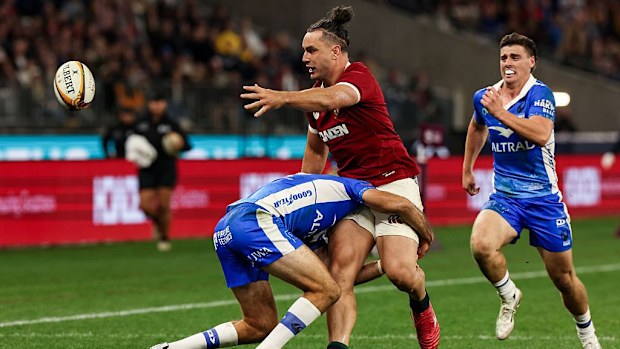 James Lowe, British & Irish Lions'ın dördüncü denemesini hazırlarken pas veriyor.