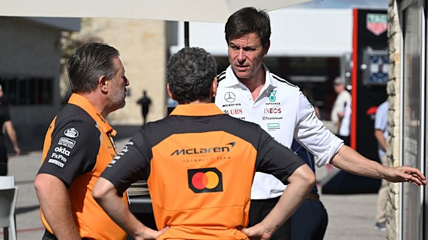 Takım patronları birbiriyle atışıyor.