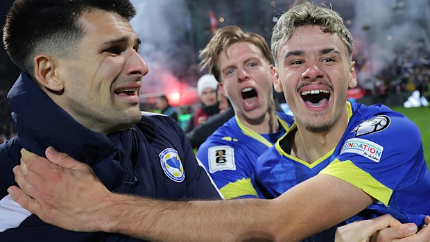 Osman Hadzikic en Kerim Alajbegovic uit Bosnië en Herzegovina vieren de overwinning.