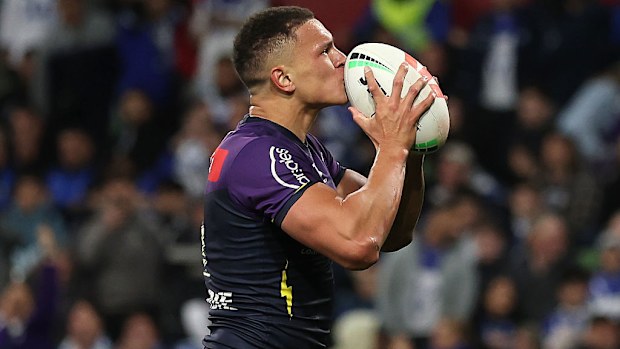 Will Warbrick of the Storm celebra después de anotar un try.