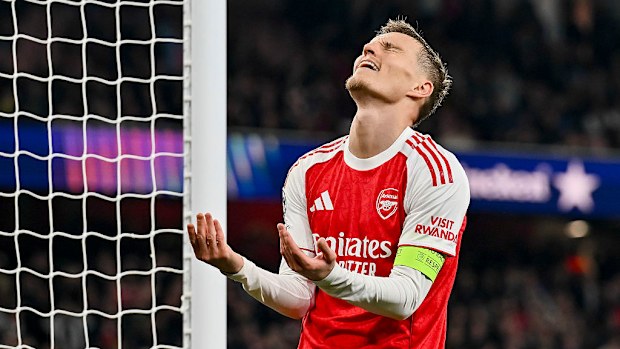 Arsenal'dan Martin Odegaard üzgün bir şekilde.