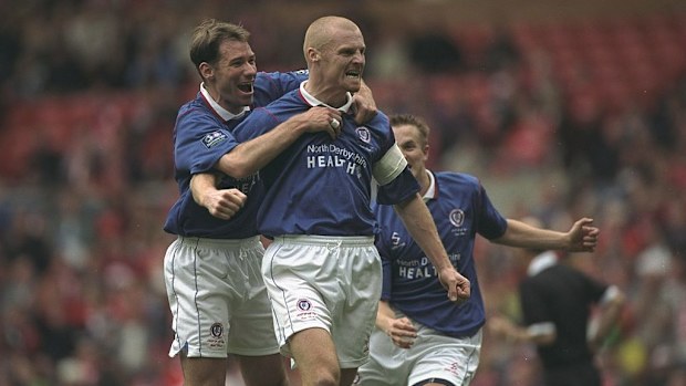 Sean Dyche, Chesterfield'dan Old Trafford'da gol attığı için tebrik alıyor.