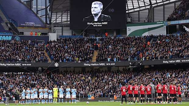 Manchester City y Manchester United tienen un aplauso de un minuto en memoria de Ricky Hatton.