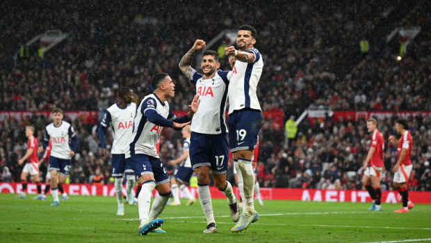 Dominic Solanke van Tottenham Hotspur viert het derde doelpunt van zijn team.