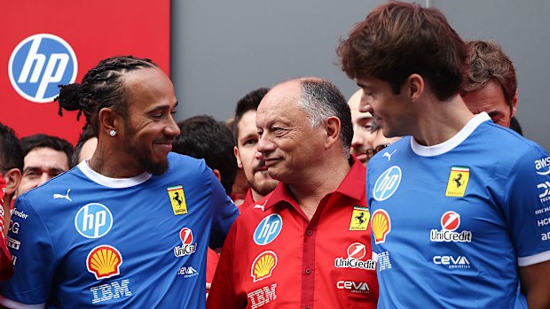 Lewis Hamilton, Frederic Vasseur e Charles Leclerc della Ferrari prima del Gran Premio d'Italia di Formula 1.