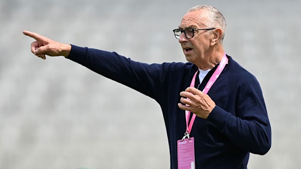 El ex jugador de críquet, experto y árbitro David 'Bumble' Lloyd durante una sesión de red.