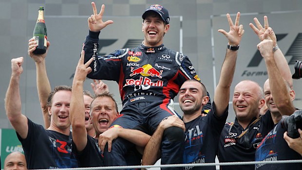 Sebastian Vettel şampiyonluk zaferini kutluyor.