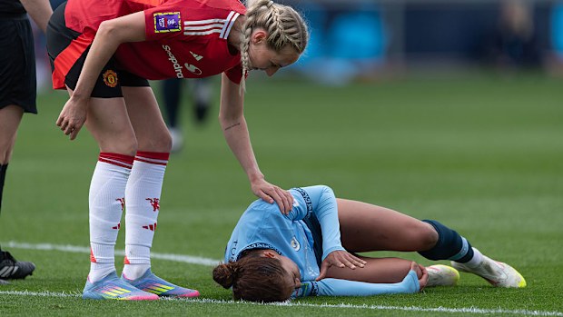 Mary Fowler of Manchester City is injured.