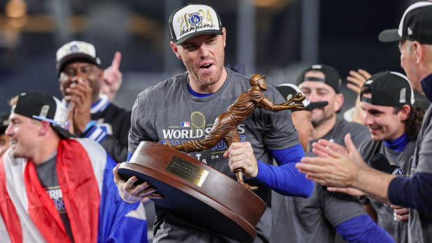 Penktasis Los Andželo „Dodgers“ žaidėjas Freddie's Freemanas iškelia Willie'io Mayso naudingiausio pasaulio žaidėjo (MVP) apdovanojimą, nugalėjęs Niujorko „Yankees“ 2024 m. pasaulio serijos penktose rungtynėse.