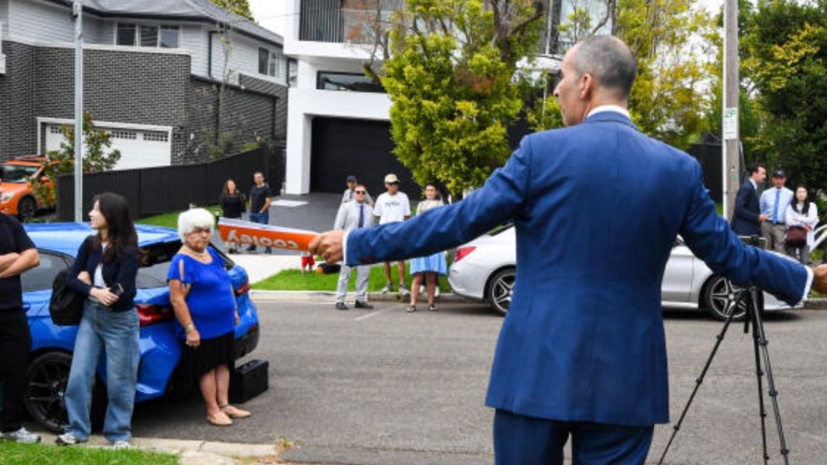 Auction clearance rate tumbles