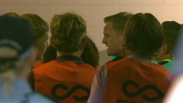 Matt Simon, oyuncuları ayırmaya çalışıyor.