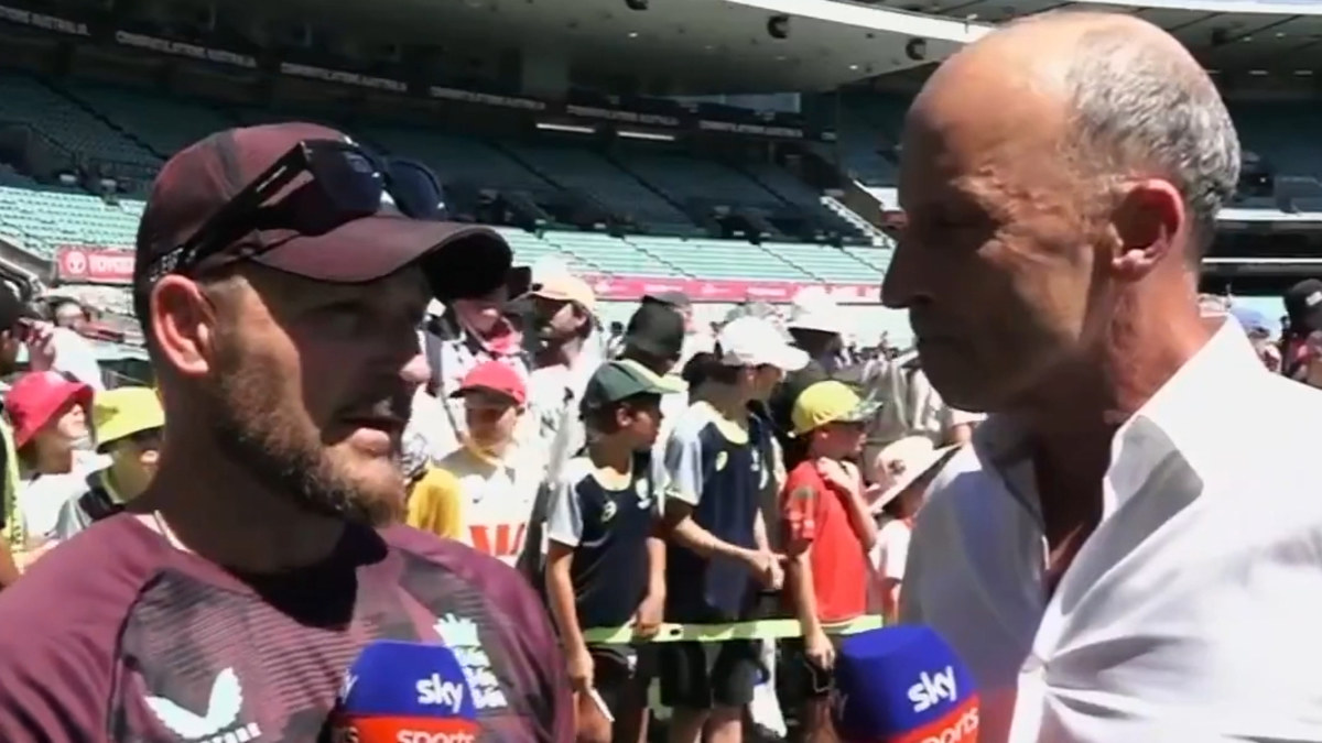 De ongemakkelijke reactie van de Engelse coach Brendon McCullum op voormalig aanvoerder Nasser Hussain, video