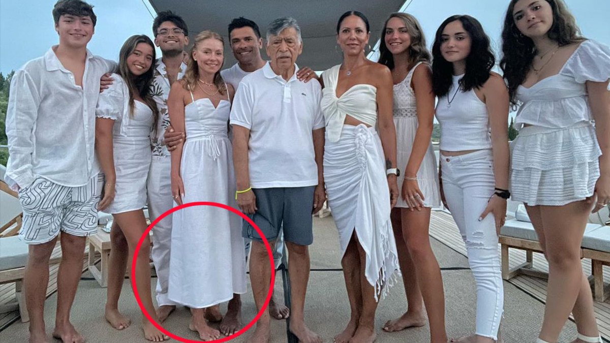 Kelly Ripa responds to her 'weirdo' fans who think she's missing a foot ...