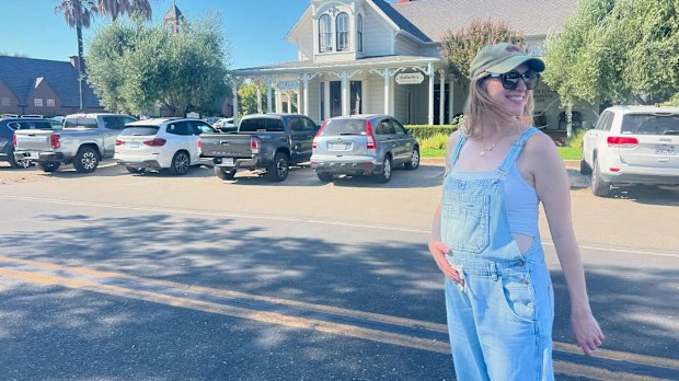 There's a new baby coming to Wistera Lane, as Two Desperate Housewives stars have announced that they are expecting a child together. Andrea Bowen, who plays Julie Mayers, and Josh Zuckerman, who plays Eddie Orlofsky, made the announcement in an Instagram post this afternoon. 
