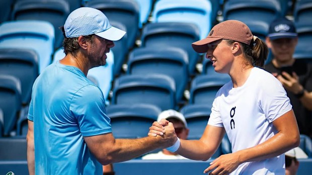 Wim Fissette shakes hands with Iga Swiatek.