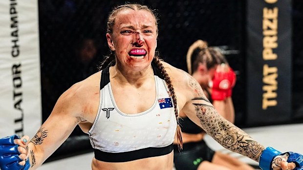 Sara Collins zaferini kutluyor.