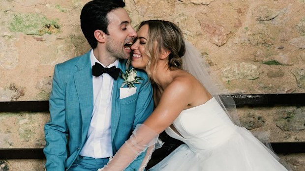 There's a new baby coming to Wistera Lane, as Two Desperate Housewives stars have announced that they are expecting a child together. Andrea Bowen, who plays Julie Mayers, and Josh Zuckerman, who plays Eddie Orlofsky, made the announcement in an Instagram post this afternoon. 