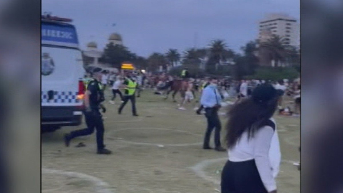 Police investigate St Kilda beach violence on Melbourne Cup Day | Nine ...