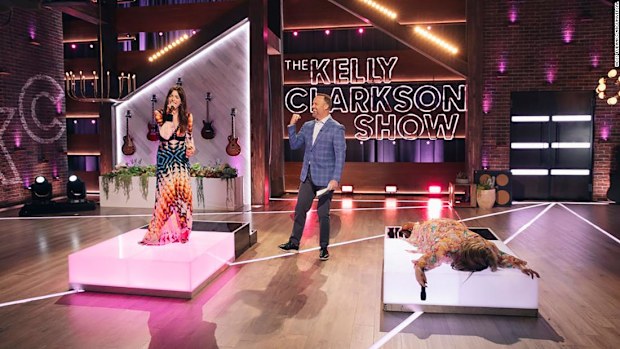 Kelly Clarkson collapses from embarrassment during singing competition with Anne Hathaway.