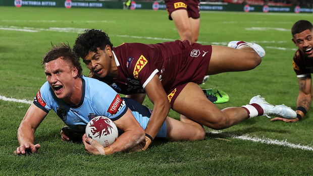 Jack Wighton scores the opening try of the 2022 State of Origin series.