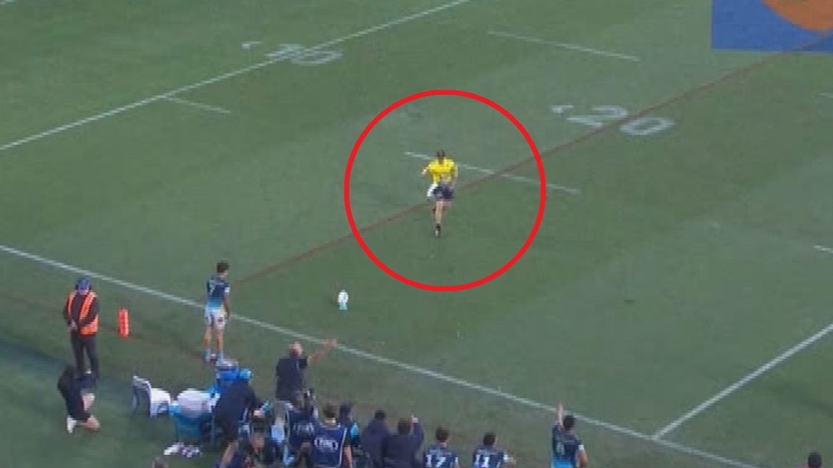 NRL news 2025: Panthers trainer runs in front of Titans goal kicker ...