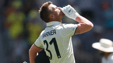 David Warner celebrates his century.