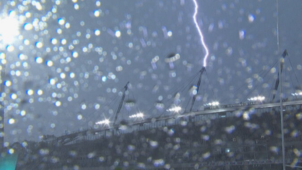 GIO Stadyumu'nda yıldırım düşmeleri.