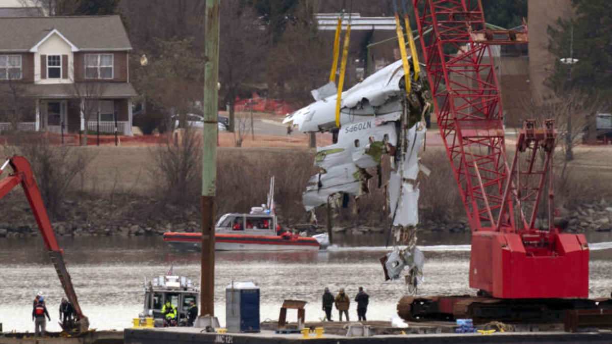 Washington DC plane crash update: Recovery of DC jet wreckage begins as ...