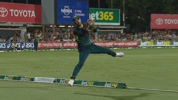 Glenn Maxwell, Ryan Rickelton'ı elemek için sınır ipinin üzerinden uçarak gidiyor.