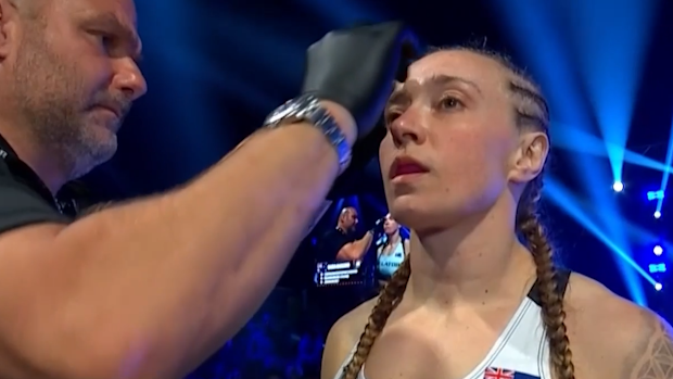 Sara Collins voor een gevecht.