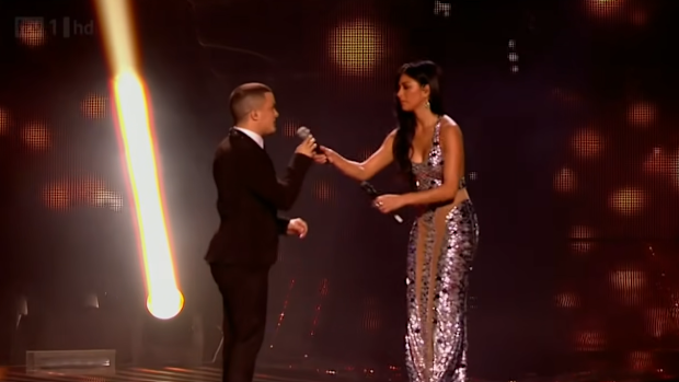 Nicole Scherzinger steals mic from mentee Jahmene Douglas.
