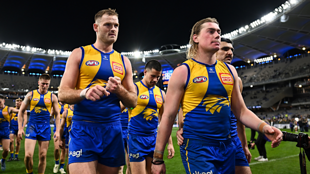 Harley Reid ve Eagles sahayı terk ediyor.