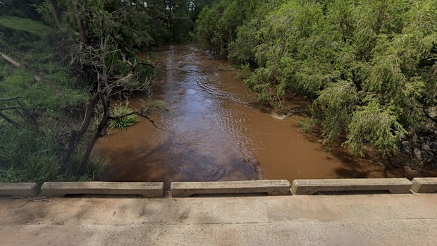 The car, carrying three people, plunged into the Richmond River.