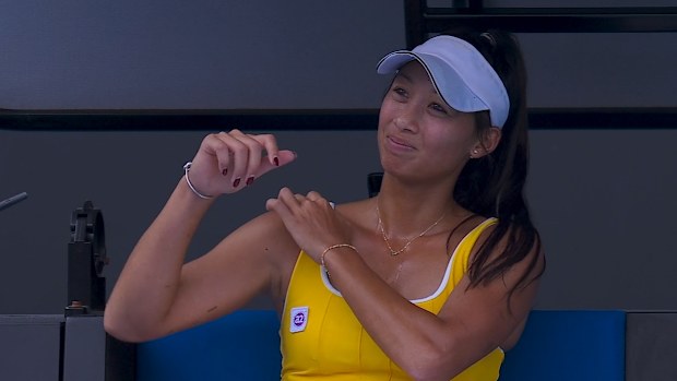 Priscilla Hon omzundaki ağrıyla başa çıkıyor.