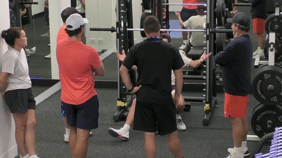 Het geanimeerde gesprek van Alex de Minaur met het team na de nederlaagvideo van Carlos Alcaraz; Todd Woodbridge-commentaar, grand slam-analyse